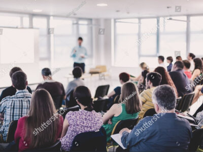 stock-photo-business-and-entrepreneurship-symposium-speaker-giving-a-talk-at-business-meeting-audience-in-2509295269 Gestión de la experiencia del cliente/paciente en farmacia